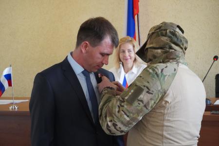 Херсонская область. Лидера местных коммунистов Рамиля Замалетдинова наградили медалью Министерства обороны России