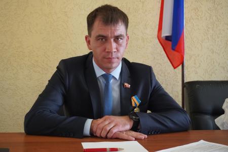 Херсонская область. Лидера местных коммунистов Рамиля Замалетдинова наградили медалью Министерства обороны России