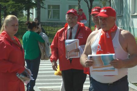 Магаданские коммунисты провели очередную акцию - пикет "Красные в городе"