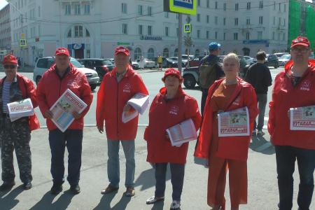 Магаданские коммунисты провели очередную акцию - пикет "Красные в городе"