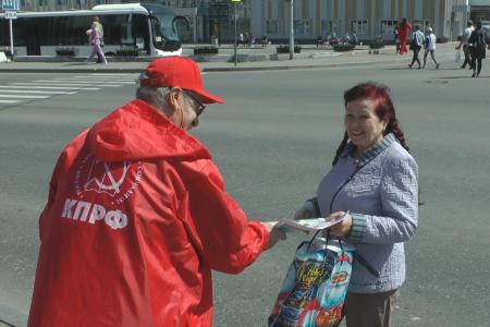 Магаданские коммунисты провели очередную акцию - пикет "Красные в городе"
