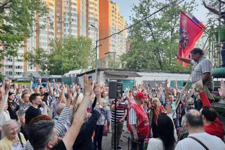 «Отменить безграмотное КРТ!»: Анастасия Удальцова встретилась с жителями Свиблова