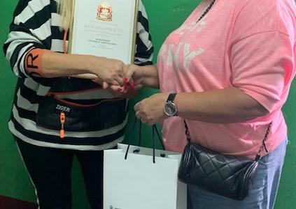 По поручению руководителя фракции КПРФ Александра Наумова были вручены региональные награды волонтерам Подмосковья