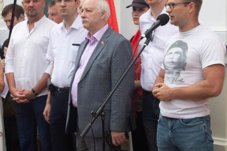 "Нет героизации предателей и палачей!". В Москве прошла акция КПРФ против открытия филиала "Ельцин-центра"