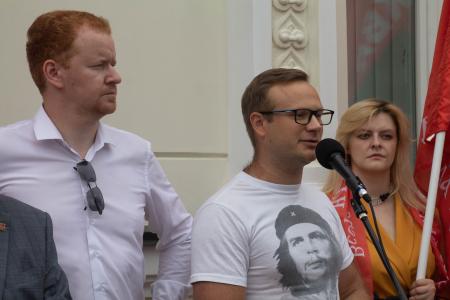"Нет героизации предателей и палачей!". В Москве прошла акция КПРФ против открытия филиала "Ельцин-центра"
