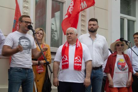 "Нет героизации предателей и палачей!". В Москве прошла акция КПРФ против открытия филиала "Ельцин-центра"