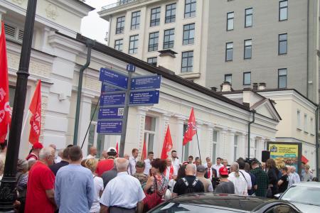 "Нет героизации предателей и палачей!". В Москве прошла акция КПРФ против открытия филиала "Ельцин-центра"
