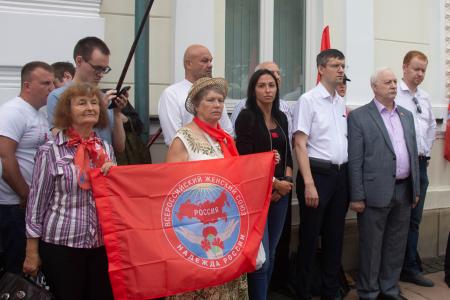 "Нет героизации предателей и палачей!". В Москве прошла акция КПРФ против открытия филиала "Ельцин-центра"