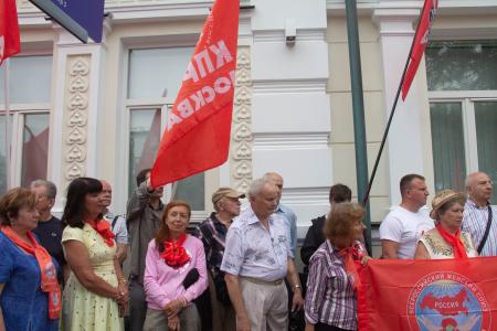 "Нет героизации предателей и палачей!". В Москве прошла акция КПРФ против открытия филиала "Ельцин-центра"