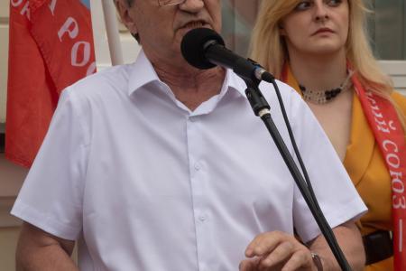 "Нет героизации предателей и палачей!". В Москве прошла акция КПРФ против открытия филиала "Ельцин-центра"