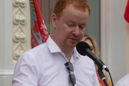 "Нет героизации предателей и палачей!". В Москве прошла акция КПРФ против открытия филиала "Ельцин-центра"