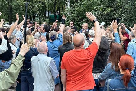 Москва. Протестная встреча депутата С.П. Обухова с жителями в Северном Измайлово: «Нет» непродуманным проектам!