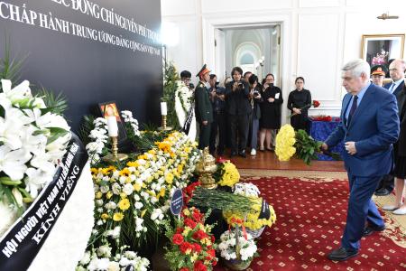 Иван Мельников посетил Посольство Вьетнама  в связи с уходом из жизни Нгуен Фу Чонга
