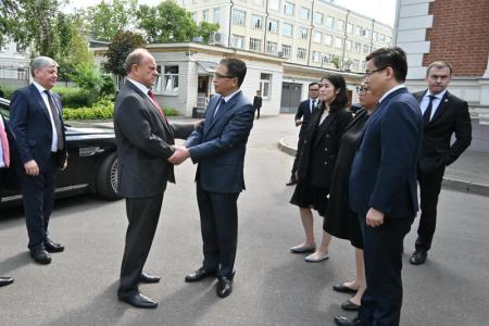 Г.А. Зюганов посетил посольство Вьетнама в Москве и оставил запись в Траурной книге в память о Нгуене Фу Чонге
