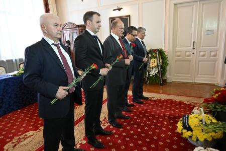 Г.А. Зюганов посетил посольство Вьетнама в Москве и оставил запись в Траурной книге в память о Нгуене Фу Чонге