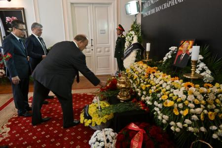 Г.А. Зюганов посетил посольство Вьетнама в Москве и оставил запись в Траурной книге в память о Нгуене Фу Чонге
