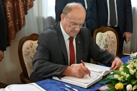 Г.А. Зюганов посетил посольство Вьетнама в Москве и оставил запись в Траурной книге в память о Нгуене Фу Чонге