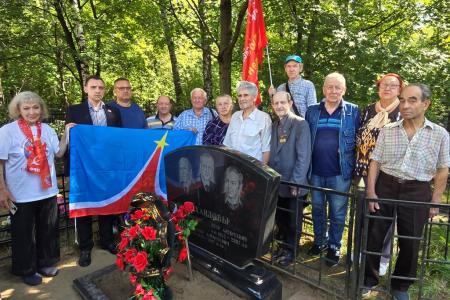 Подмосковные коммунисты: Слава в руках труда!
