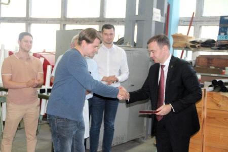 Юрий Афонин в Челябинске наградил инженеров завода «Полет» за разработку систем противодействия БПЛА