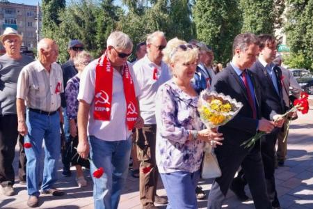 Саратовская область. Коммунисты Балаково возложили цветы к монументу строителям пяти Всесоюзных ударных комсомольских строек