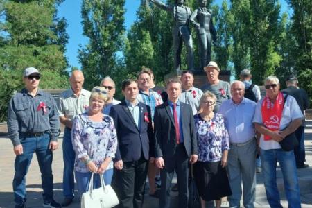 Саратовская область. Коммунисты Балаково возложили цветы к монументу строителям пяти Всесоюзных ударных комсомольских строек