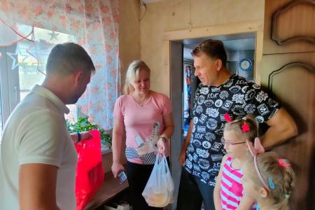Воронеж. Детям из многодетной семьи Серовых помогли приготовиться к школе депутаты Сергей Гаврилов и Владимир Калинин