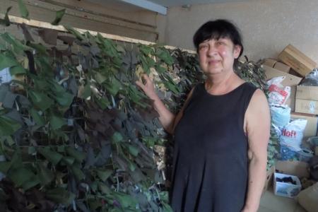 Воронежские коммунисты и комсомольцы передали в мастерские спанбонд для плетения маскировочных сетей