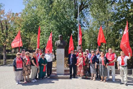 Под знаменем Ленина! Коммунисты Карачаево-Черкесии провели краснознаменный автопробег в поддержку воинов СВО