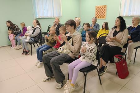 Мария Дробот вручила подарки пермским школьникам