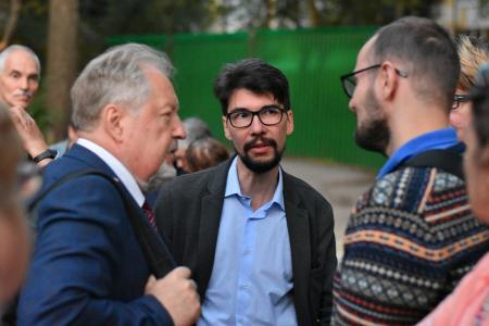 Москва. Народная приемная КПРФ в ВАО. В Северном Измайлово жителям ни минуты покоя из-за реновационной стройки. Протестная встреча с депутатом С.П.Обуховым