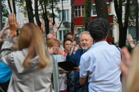 Москва. Народная приемная КПРФ в ВАО. В Северном Измайлово жителям ни минуты покоя из-за реновационной стройки. Протестная встреча с депутатом С.П.Обуховым