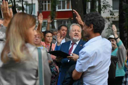 Москва. Народная приемная КПРФ в ВАО. В Северном Измайлово жителям ни минуты покоя из-за реновационной стройки. Протестная встреча с депутатом С.П.Обуховым