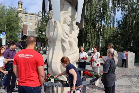 Сталинградские коммунисты провели акцию в память о погибших мирных жителях Сталинграда