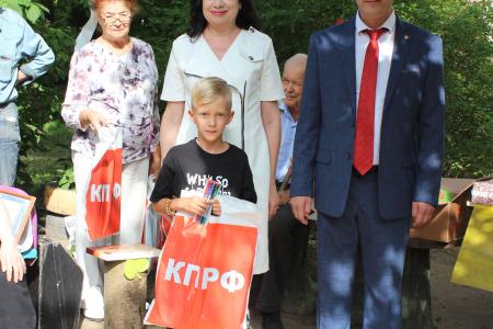 Калужские коммунисты помогают многодетным и малообеспеченным готовить детей к школе