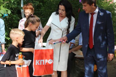 Калужские коммунисты помогают многодетным и малообеспеченным готовить детей к школе