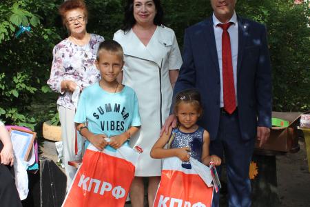 Калужские коммунисты помогают многодетным и малообеспеченным готовить детей к школе