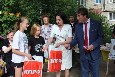 Калужские коммунисты помогают многодетным и малообеспеченным готовить детей к школе