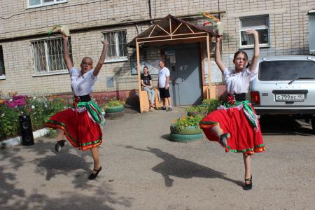 Калужские коммунисты помогают многодетным и малообеспеченным готовить детей к школе