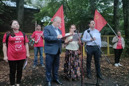Москва. Народная приемная КПРФ в ВАО. Протестная встреча депутата С.П. Обухова: Музейному комплексу в «Узком» – да! «Человейникам – высоткам» - нет!