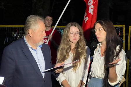Москва. Народная приемная КПРФ в ВАО. Протестная встреча депутата С.П. Обухова: Музейному комплексу в «Узком» – да! «Человейникам – высоткам» - нет!