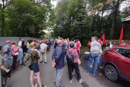 Москва. Народная приемная КПРФ в ВАО. Протестная встреча депутата С.П. Обухова: Музейному комплексу в «Узком» – да! «Человейникам – высоткам» - нет!