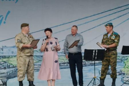 Лидер коммунистов Тюменской области Тамара Казанцева поздравила вокальную группу «Десантура» с 15-летием