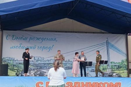 Лидер коммунистов Тюменской области Тамара Казанцева поздравила вокальную группу «Десантура» с 15-летием