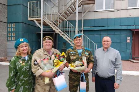 Лидер коммунистов Тюменской области Тамара Казанцева поздравила вокальную группу «Десантура» с 15-летием