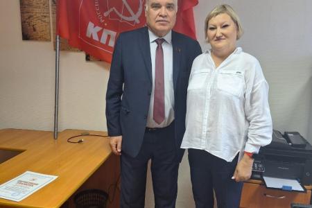 Омская область. Лидер местных коммунистов Андрей Алехин наградил ветеранов труда и партии