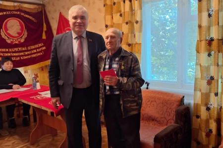 Омская область. Лидер местных коммунистов Андрей Алехин наградил ветеранов труда и партии