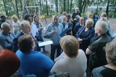 Москва. Народная приемная КПРФ в ВАО. В Северном Измайлово жителям ни минуты покоя из-за реновационной стройки. Протестная встреча с депутатом С.П.Обуховым