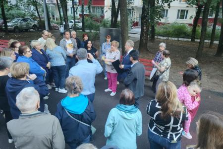 Москва. Народная приемная КПРФ в ВАО. В Северном Измайлово жителям ни минуты покоя из-за реновационной стройки. Протестная встреча с депутатом С.П.Обуховым
