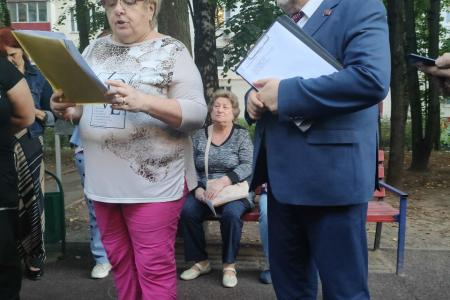 Москва. Народная приемная КПРФ в ВАО. В Северном Измайлово жителям ни минуты покоя из-за реновационной стройки. Протестная встреча с депутатом С.П.Обуховым