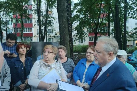 Москва. Народная приемная КПРФ в ВАО. В Северном Измайлово жителям ни минуты покоя из-за реновационной стройки. Протестная встреча с депутатом С.П.Обуховым